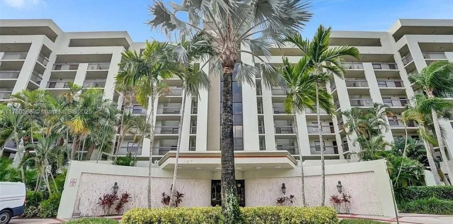 Кондоминиум с 2 спальнями в Лодерхилл, Флорида № 1958536