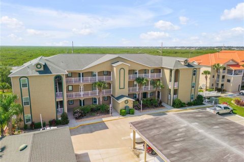 Condo in New Smyrna Beach, Florida, 3 bedrooms № 2234610 - photo 2