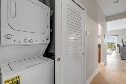 Condo in New Smyrna Beach, Florida, 3 bedrooms № 2234610 - photo 17