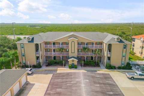 Condo in New Smyrna Beach, Florida, 3 bedrooms № 2234610 - photo 8