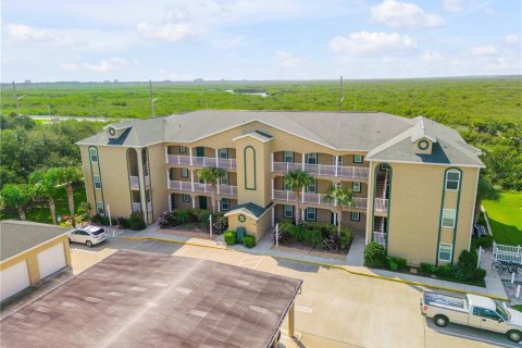 Condo in New Smyrna Beach, Florida, 3 bedrooms № 2234610 - photo 9