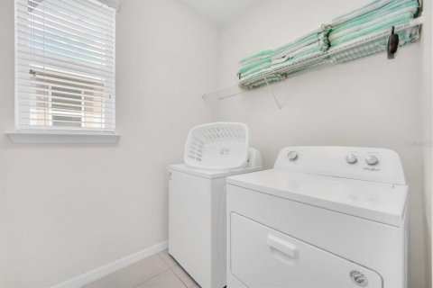 Casa en alquiler en Kissimmee, Florida, 7 dormitorios, 315.96 m2 № 1913561 - foto 18