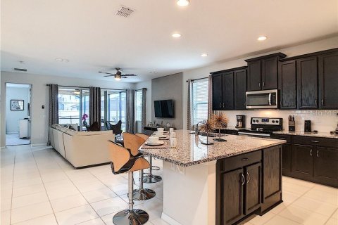 Casa en alquiler en Kissimmee, Florida, 7 dormitorios, 315.96 m2 № 1913561 - foto 2