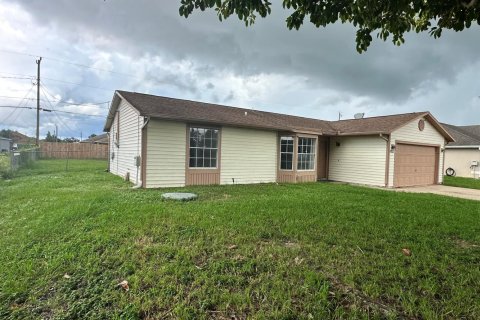 House in Port St. Lucie, Florida 3 bedrooms, 123.65 sq.m. № 2249695