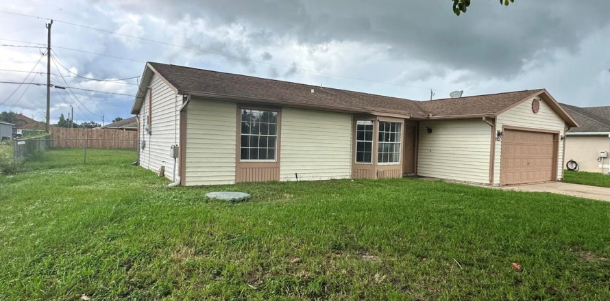 House in Port St. Lucie, Florida 3 bedrooms, 123.65 sq.m. № 2249695