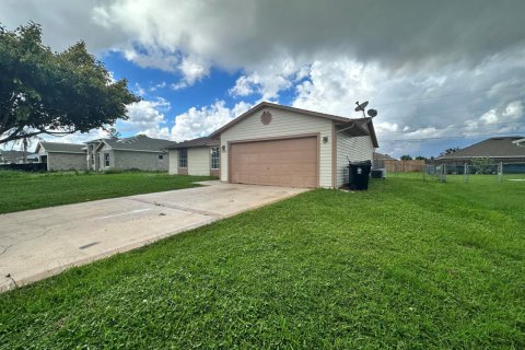 House in Port St. Lucie, Florida 3 bedrooms, 123.65 sq.m. № 2249695 - photo 2