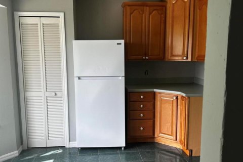 House in Port St. Lucie, Florida 3 bedrooms, 123.65 sq.m. № 2249695 - photo 6