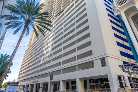 Condo in Miami, Florida, 2 bedrooms № 2060119 - photo 3