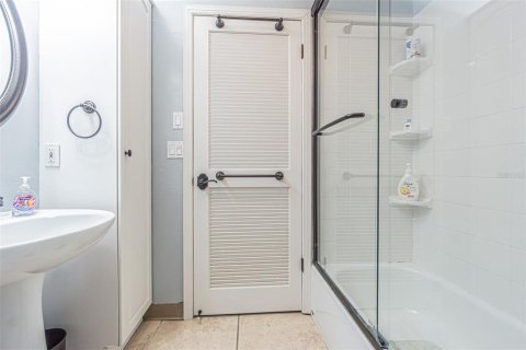 Condo in Indian Rocks Beach, Florida, 2 bedrooms  № 1837594 - photo 15