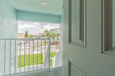 Condo in Indian Rocks Beach, Florida, 2 bedrooms  № 1837594 - photo 13