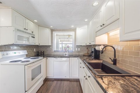 Condo in Indian Rocks Beach, Florida, 2 bedrooms  № 1837594 - photo 10