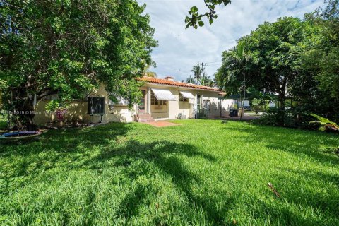 House in Surfside, Florida 3 bedrooms, 179.39 sq.m. № 2034732 - photo 8