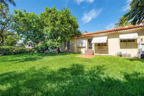 House in Surfside, Florida 3 bedrooms, 179.39 sq.m. № 2034732 - photo 7