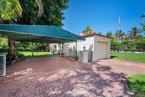 House in Surfside, Florida 3 bedrooms, 179.39 sq.m. № 2034732 - photo 12