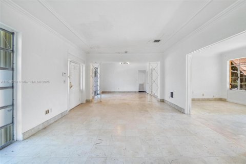 House in Surfside, Florida 3 bedrooms, 179.39 sq.m. № 2034732 - photo 10