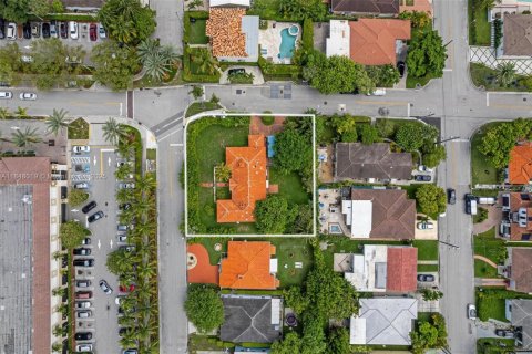 House in Surfside, Florida 3 bedrooms, 179.39 sq.m. № 2034732