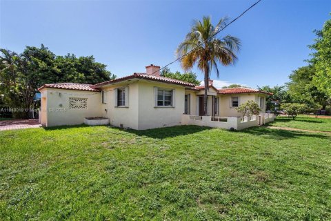 House in Surfside, Florida 3 bedrooms, 179.39 sq.m. № 2034732 - photo 5