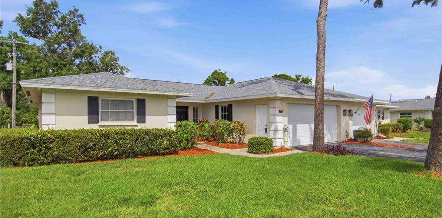 House in Sarasota, Florida 2 bedrooms, 135.27 sq.m. № 2213259