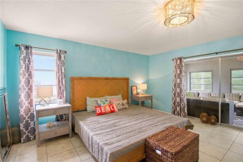 House in Sarasota, Florida 2 bedrooms, 135.27 sq.m. № 2213259 - photo 23
