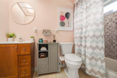 House in Sarasota, Florida 2 bedrooms, 135.27 sq.m. № 2213259 - photo 24
