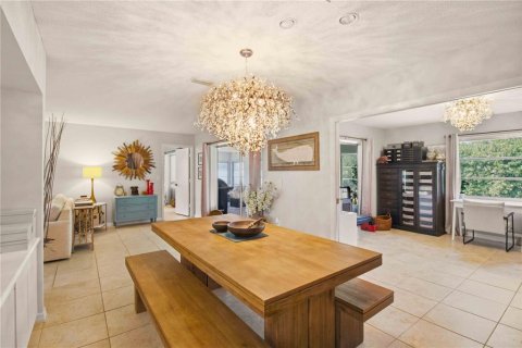 House in Sarasota, Florida 2 bedrooms, 135.27 sq.m. № 2213259 - photo 4