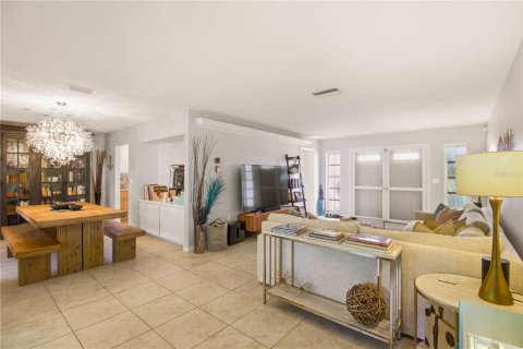 House in Sarasota, Florida 2 bedrooms, 135.27 sq.m. № 2213259 - photo 11