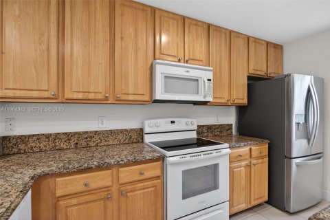 Townhouse in Pompano Beach, Florida 2 bedrooms, 184.69 sq.m. № 2026770 - photo 15