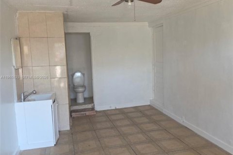 Estudio en Opa-locka, Florida № 2026254