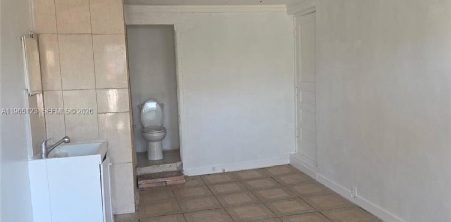 Estudio en Opa-locka, Florida № 2026254