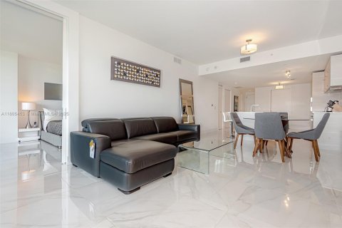 Condo in Miami, Florida, 2 bedrooms  № 1888796 - photo 4