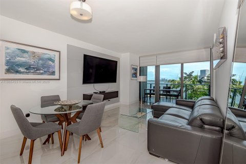 Condo in Miami, Florida, 2 bedrooms  № 1888796 - photo 2