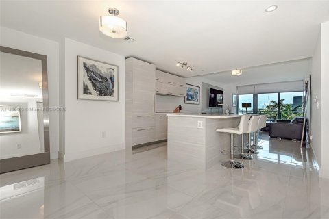 Condo in Miami, Florida, 2 bedrooms  № 1888796 - photo 10