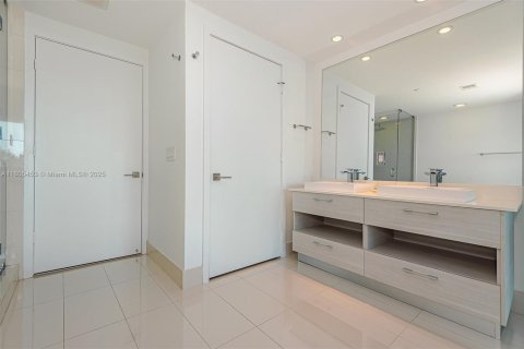 Condo in Miami, Florida, 2 bedrooms  № 1888796 - photo 17