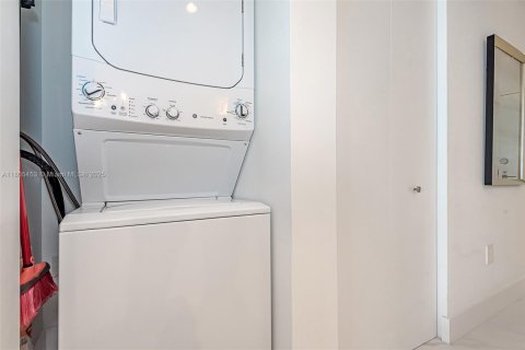 Condo in Miami, Florida, 2 bedrooms  № 1888796 - photo 25