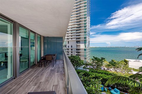 Condo in Miami, Florida, 2 bedrooms  № 1888796 - photo 1