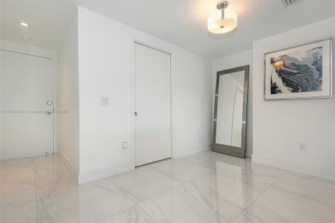 Condo in Miami, Florida, 2 bedrooms  № 1888796 - photo 11