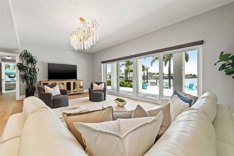 House in Clearwater, Florida 5 bedrooms, 465.07 sq.m. № 1784626 - photo 6