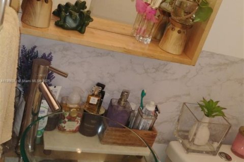 House in Miami, Florida 3 bedrooms, 132.85 sq.m. № 2022621 - photo 13