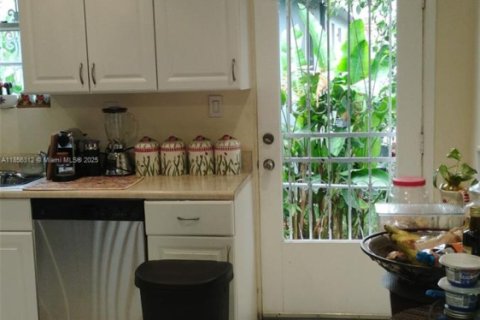 House in Miami, Florida 3 bedrooms, 132.85 sq.m. № 2022621 - photo 4