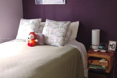 House in Miami, Florida 3 bedrooms, 132.85 sq.m. № 2022621 - photo 14