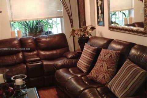 House in Miami, Florida 3 bedrooms, 132.85 sq.m. № 2022621 - photo 11