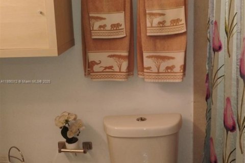 House in Miami, Florida 3 bedrooms, 132.85 sq.m. № 2022621 - photo 19