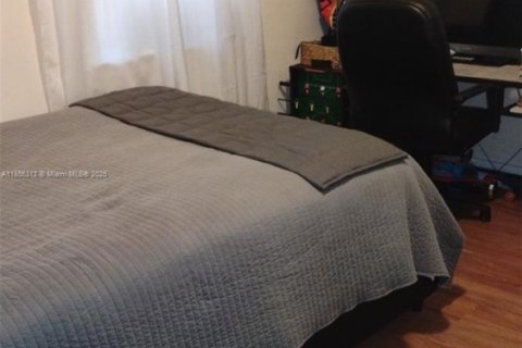 House in Miami, Florida 3 bedrooms, 132.85 sq.m. № 2022621 - photo 21