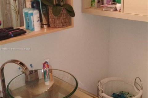 House in Miami, Florida 3 bedrooms, 132.85 sq.m. № 2022621 - photo 17