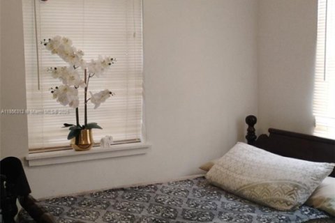 House in Miami, Florida 3 bedrooms, 132.85 sq.m. № 2022621 - photo 15