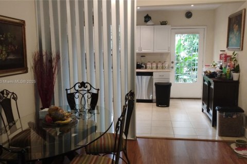 House in Miami, Florida 3 bedrooms, 132.85 sq.m. № 2022621 - photo 8