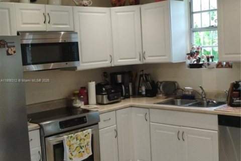 House in Miami, Florida 3 bedrooms, 132.85 sq.m. № 2022621 - photo 5