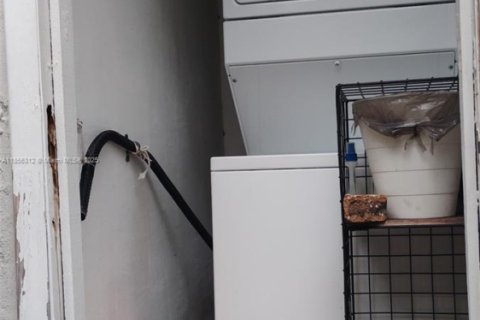 House in Miami, Florida 3 bedrooms, 132.85 sq.m. № 2022621 - photo 25