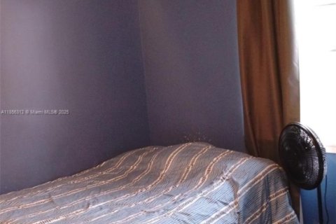 House in Miami, Florida 3 bedrooms, 132.85 sq.m. № 2022621 - photo 20