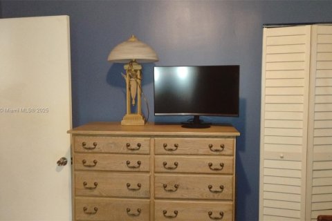 House in Miami, Florida 3 bedrooms, 132.85 sq.m. № 2022621 - photo 22